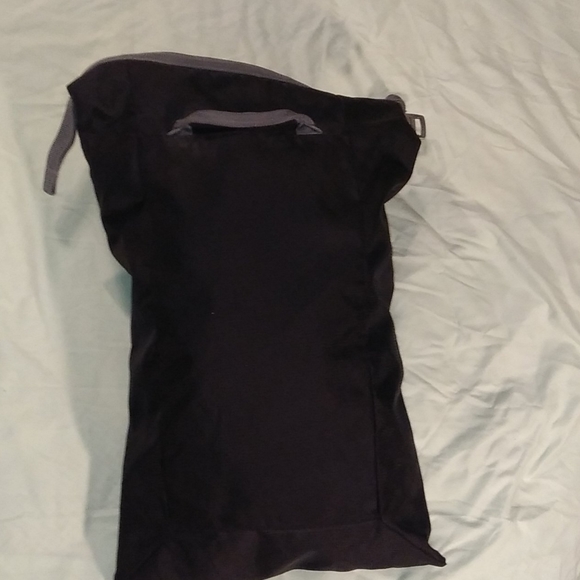 Thule Top-Load Bag W/ Zipper & reinforced window - Picture 4 of 9